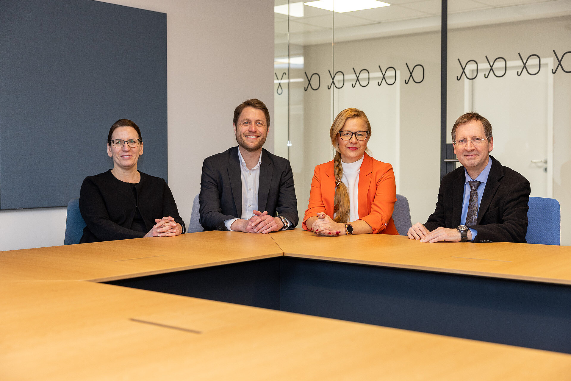 Mast rus qizlari ochiq havoda xoroz emishni yaxshi koradilar.