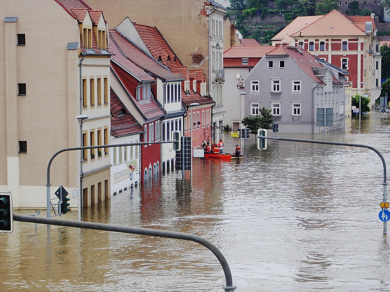 Bild einer überfluteten Straße. 