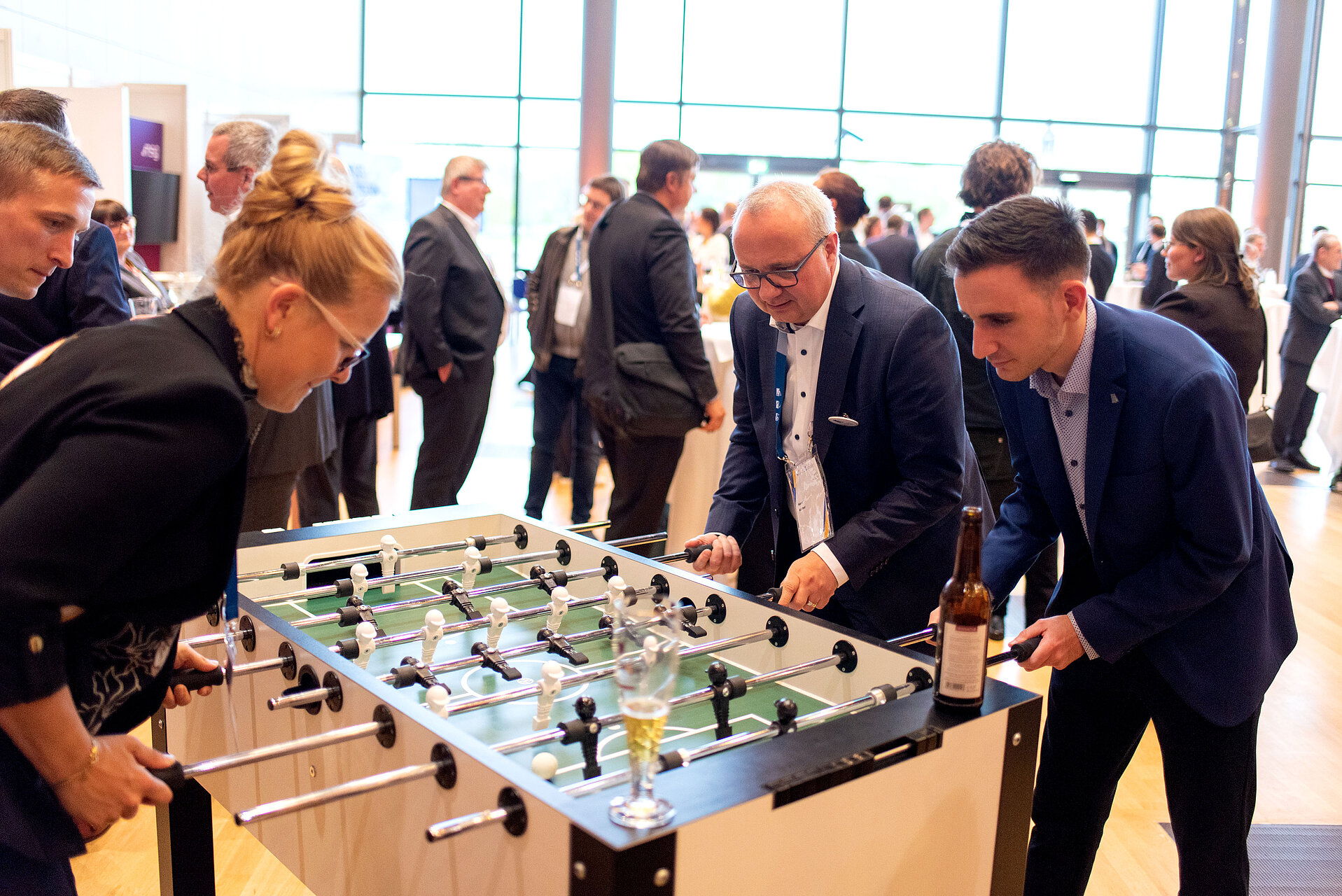 Kicker spielende Personen