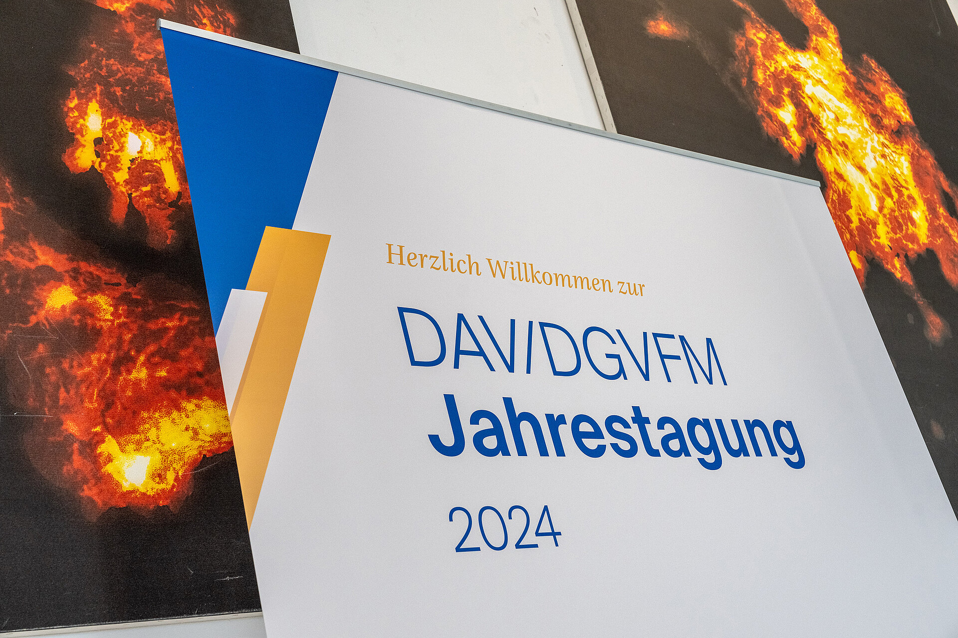 Schild "Willkommen zur DAV/DGVFM Jahrestagung"