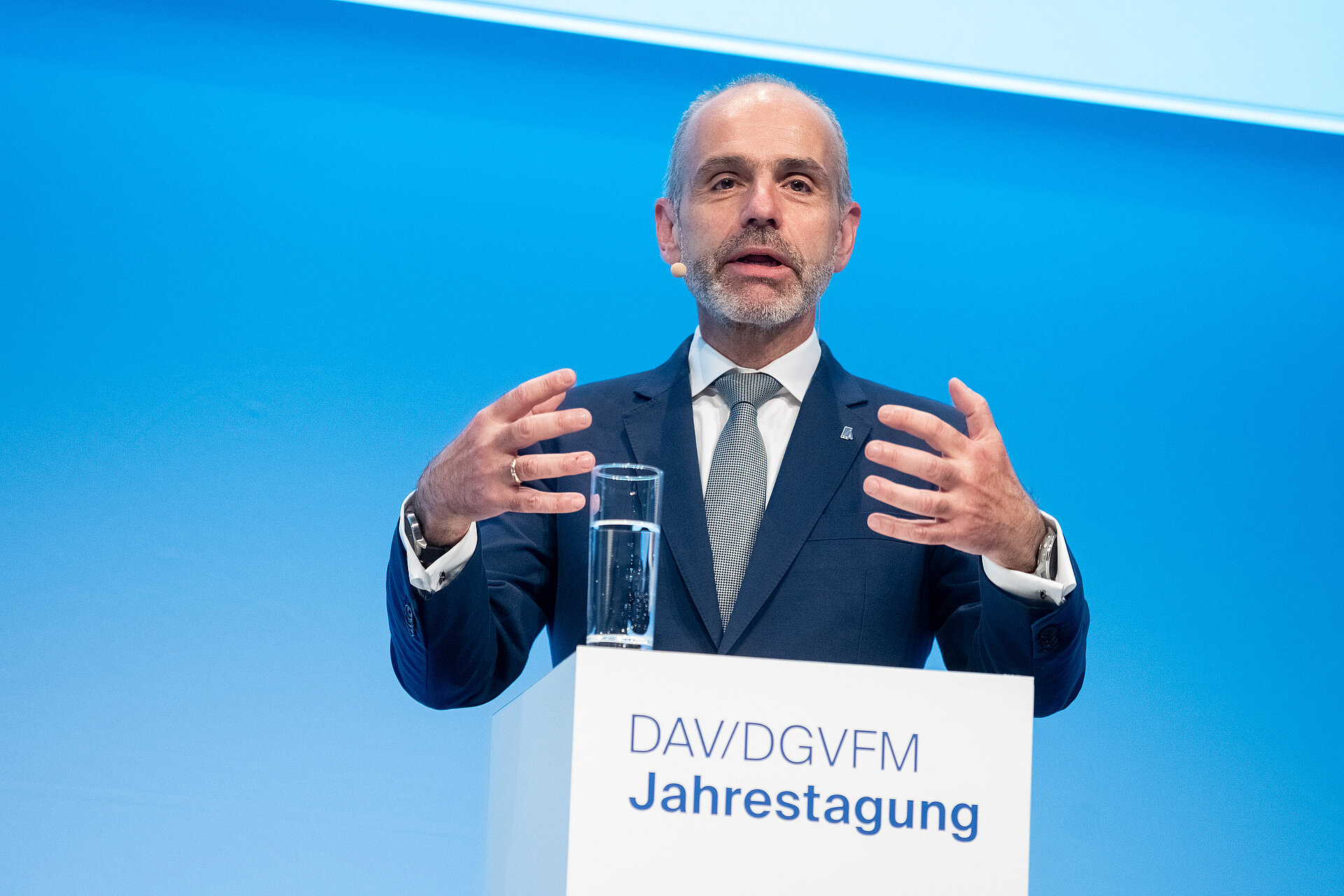 Dr. Maximilian Happacher, Vorstandsvorsitzender der DAV, auf der Bühne der Jahrestagung 2024 von DAV/DGVFM