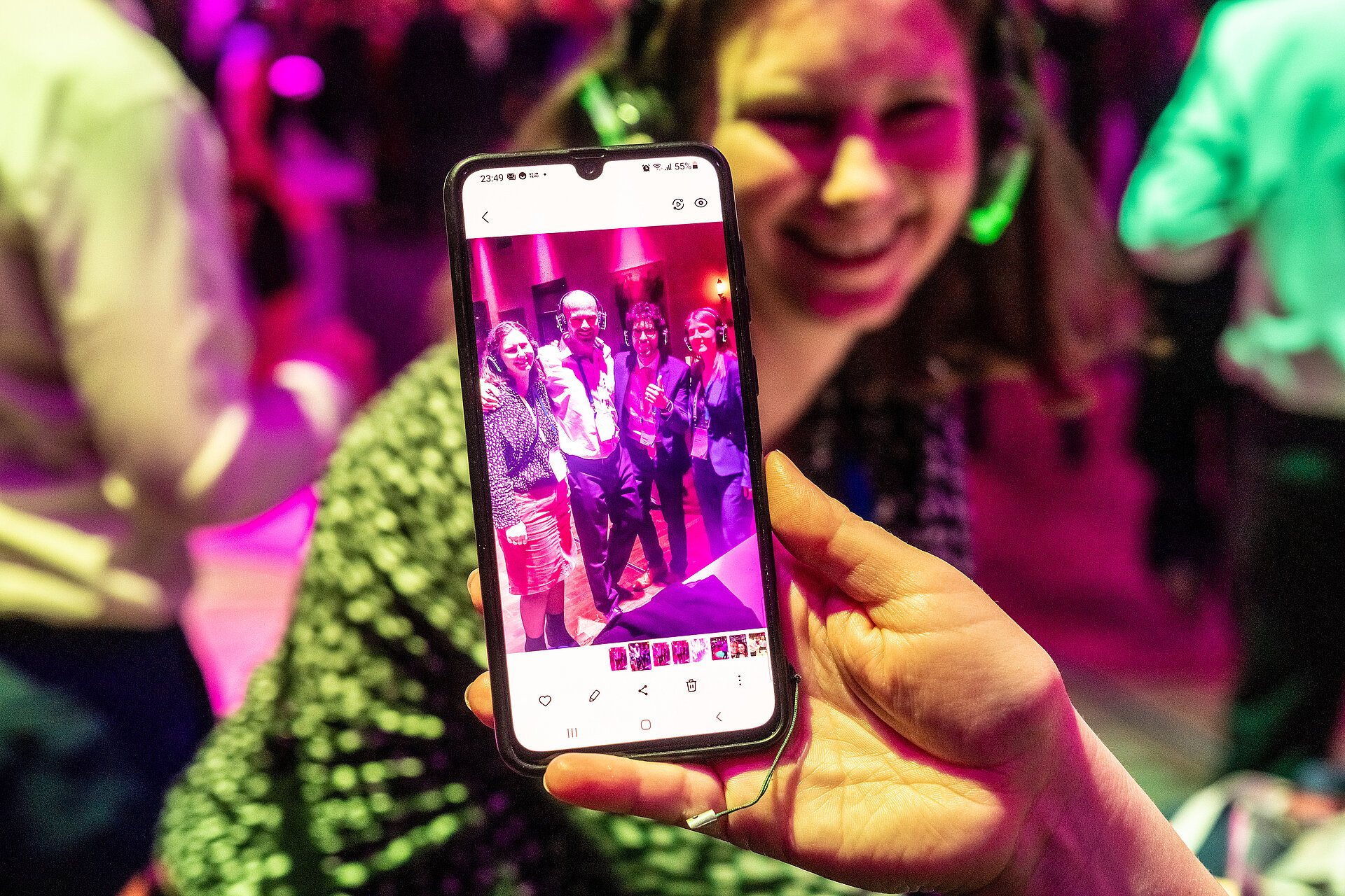 Jemand fotografiert auf dem Handy am Festabend der Jahrestagung 2024 von DAV/DGVFM