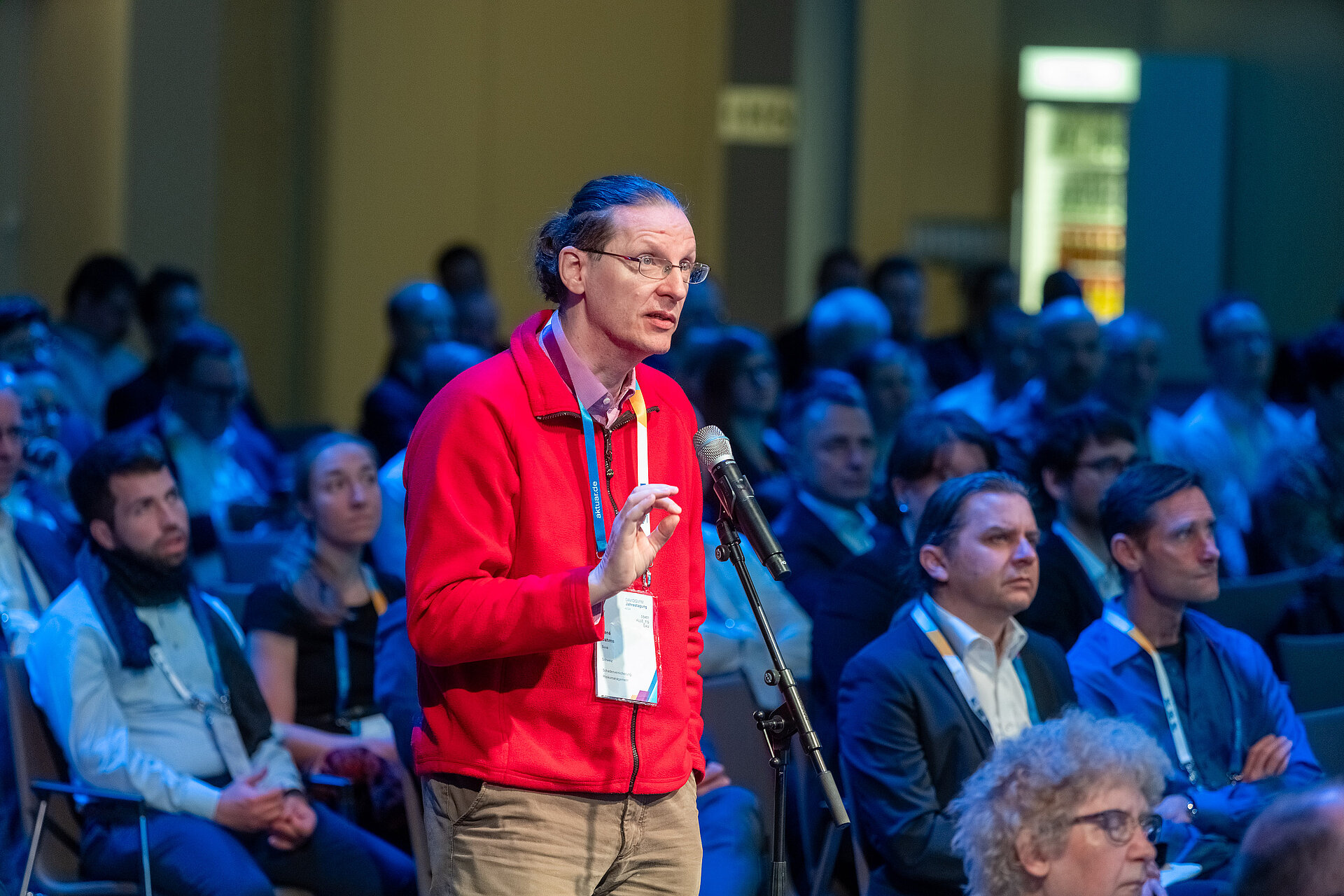 Jemand stellt eine Frage via Saalmikrofon bei der Jahrestagung 2024 von DAV/DGVFM