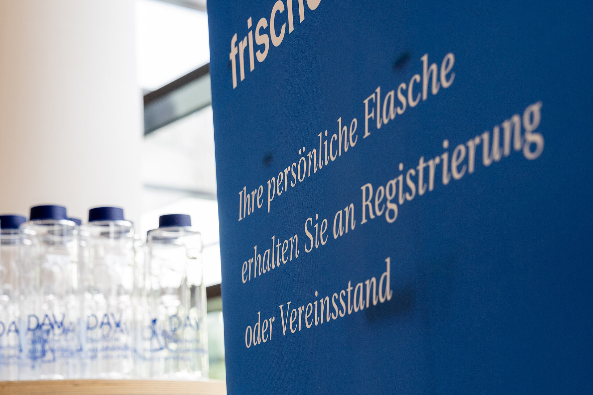 Flaschen mit Logo und Slogan als Merchandise bei der Jahrestagung 2024 von DAV/DGVFM