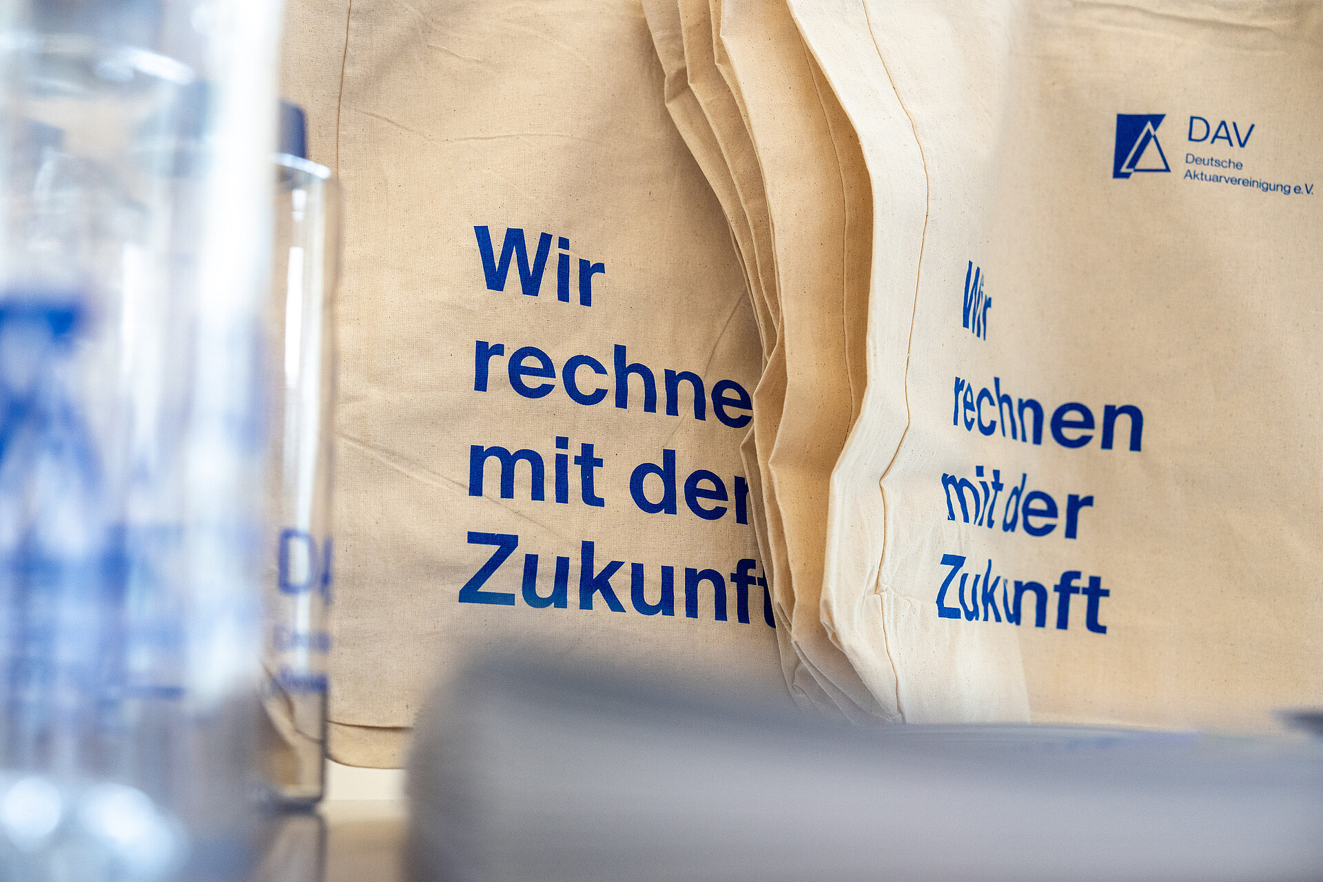 Taschen mit Logo und Slogan als Merchandise der Jahrestagung 2024 von DAV/DGVFM