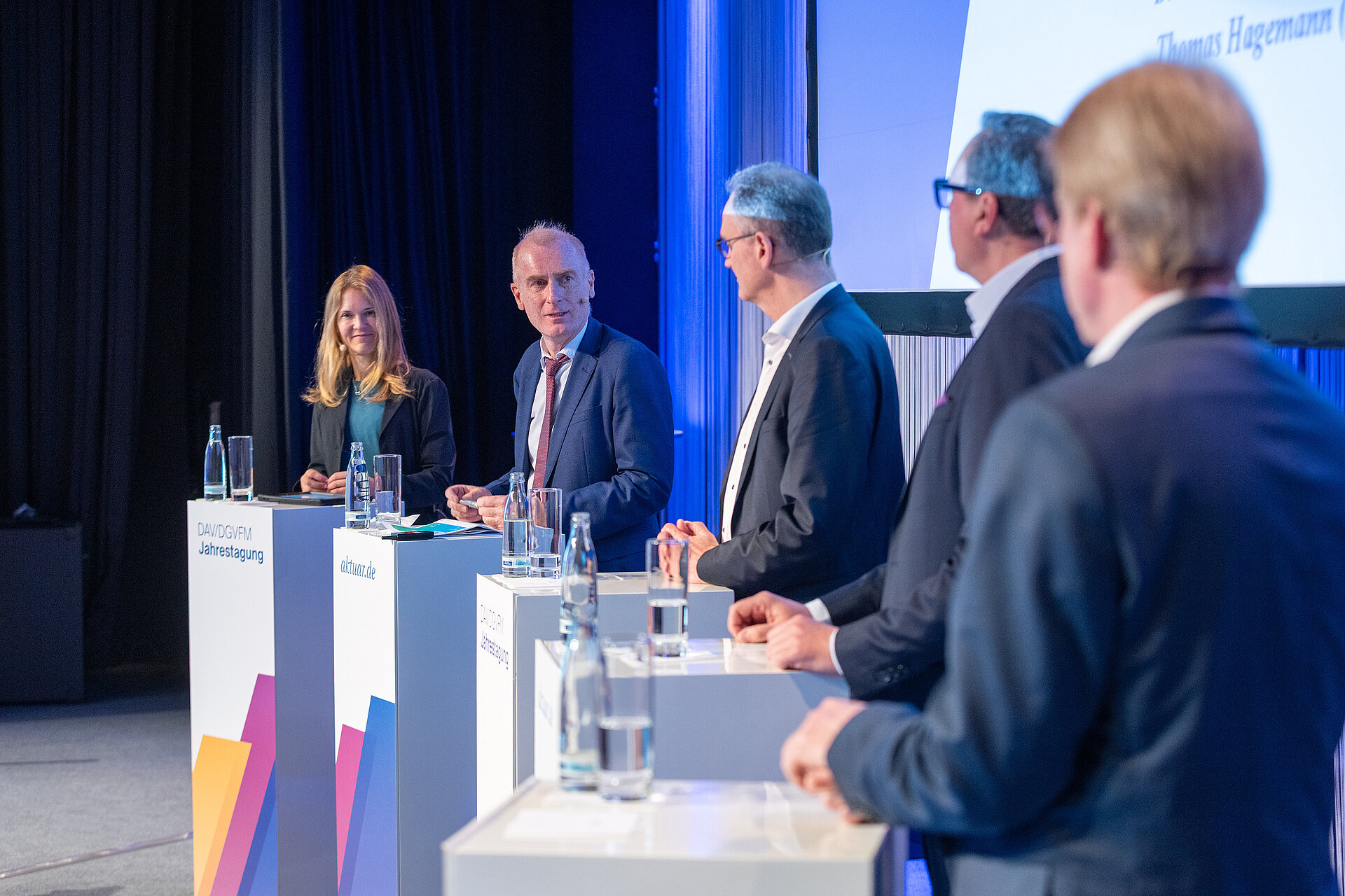Dr. Nicola Döring, Dr. Helmut Aden und Dr. Friedemann Lucius in einer Diskussion im Rahmen der Fachgruppe PENSION auf der Jahrestagung 2024 von DAV/DGVFM