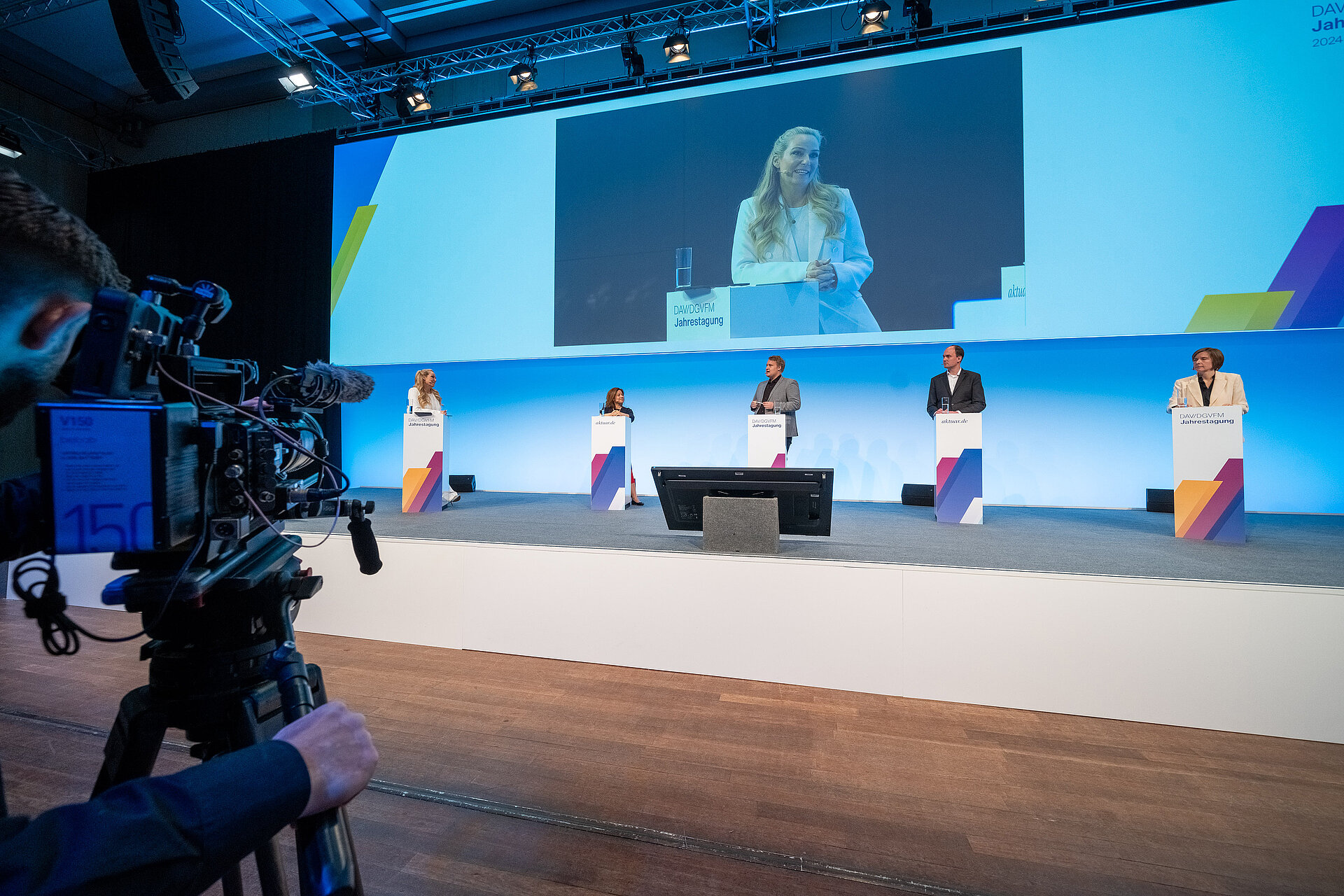 Plenary Session „Was kann KI, was soll KI, was darf KI?“ auf der Jahrestagung 2024 von DAV/DGVFM