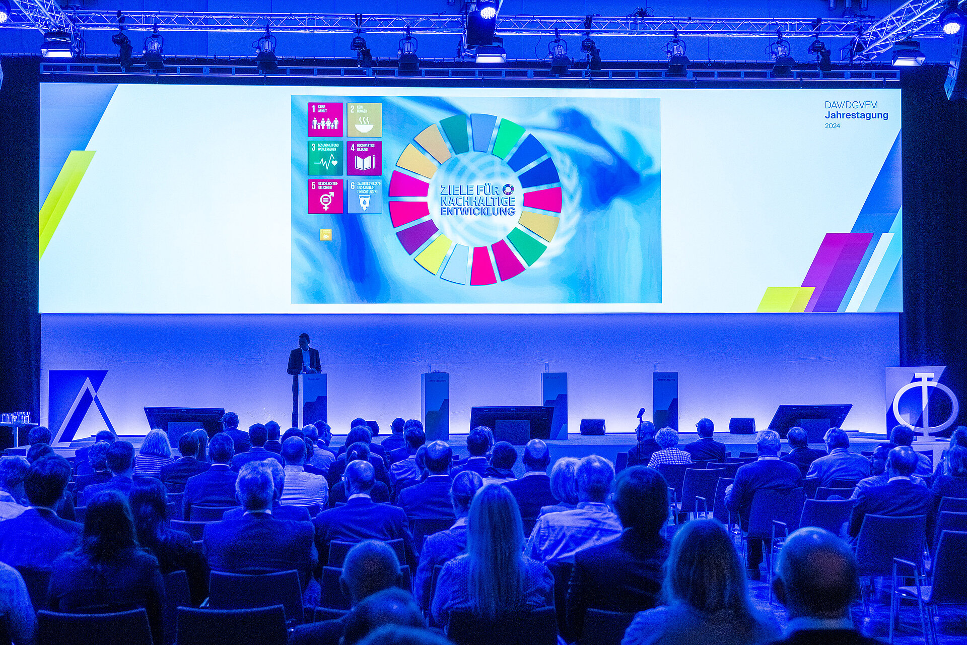 Die Plenary Session „Das S in ESG - was die Versicherungswirtschaft zur sozialen Nachhaltigkeit beitragen kann“ bei der Jahrestagung 2024 von DAV/DGVFM