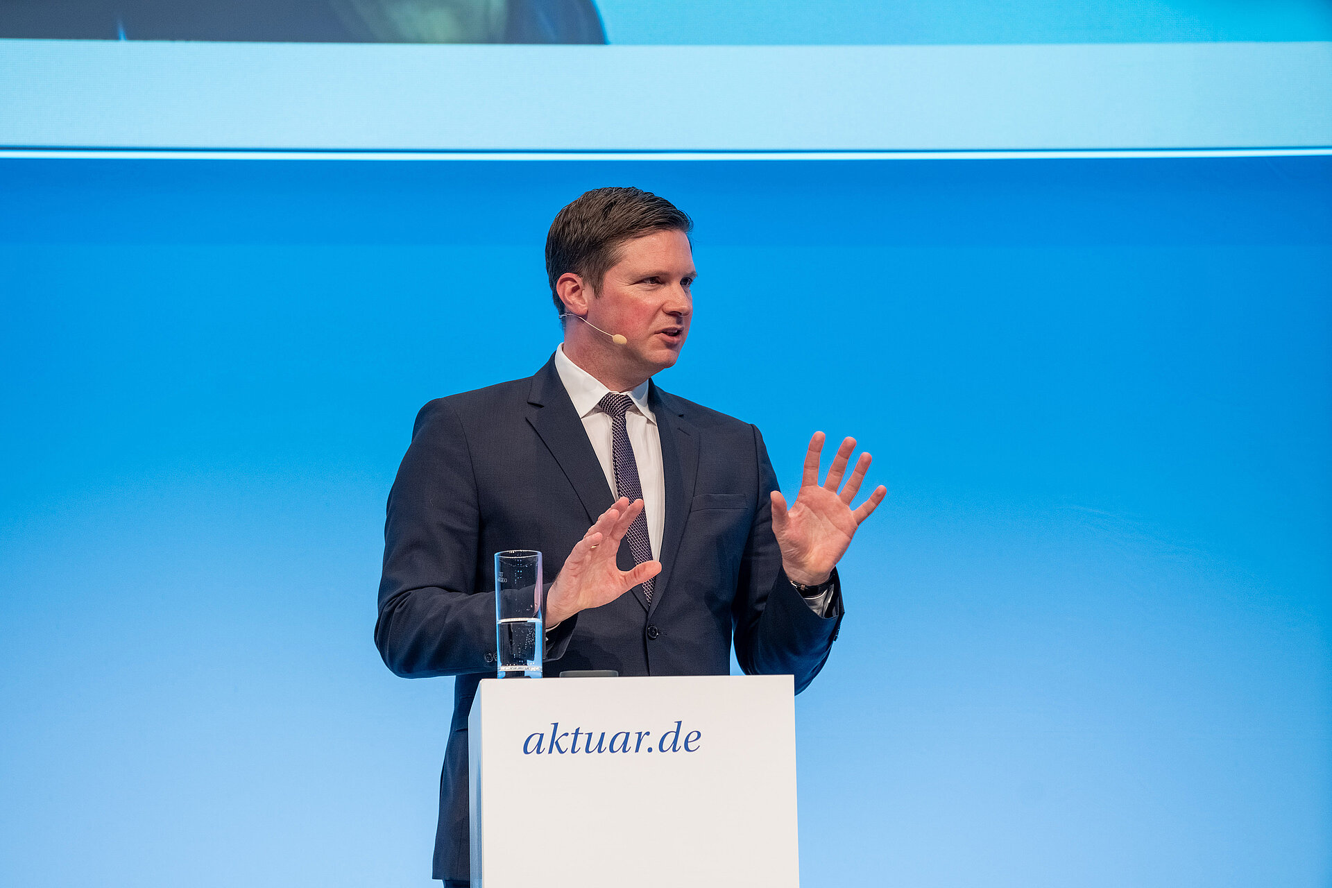 Parlamentarischer Staatssekretär Dr. Florian Toncar auf einer politische Podiumsdiskussion der Jahrestagung 2024