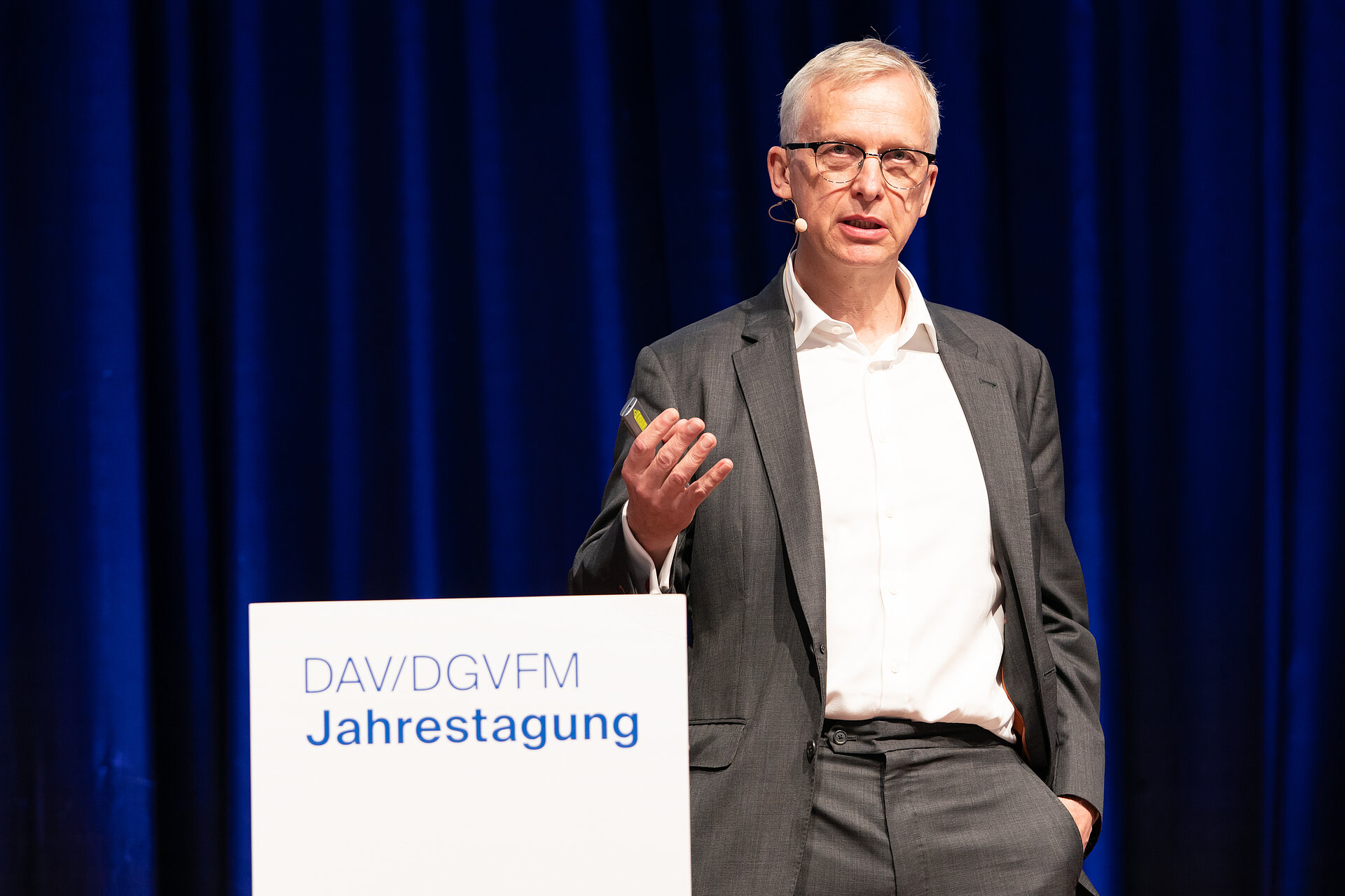 Referent mit grauen Harren und Brille auf der JTG 2025