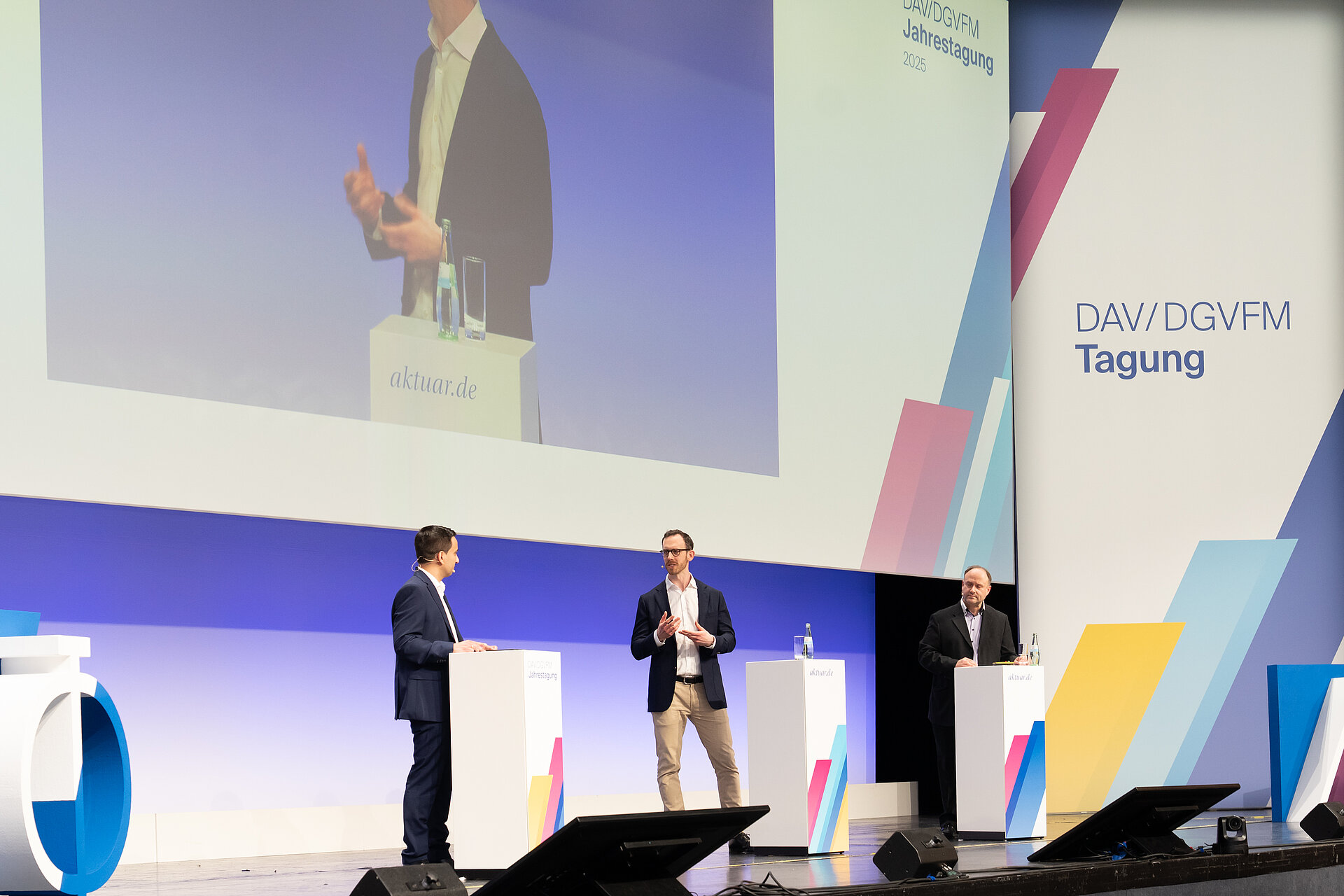 3 Männer auf der Bühne_JTG_2025