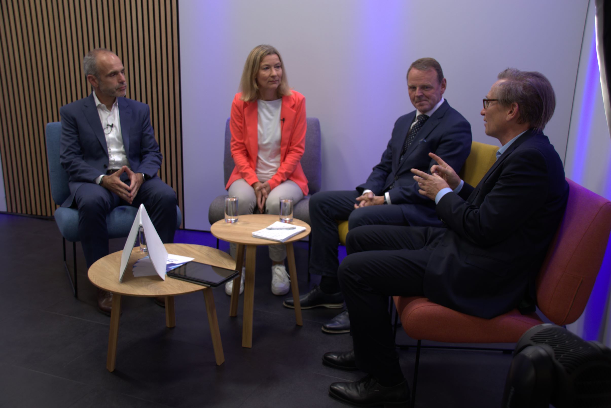 Aufnahme einer Diskussionsrunde während des Onlien-Formats im Fokus