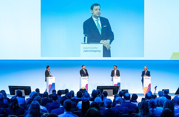 Podiumsdiskussion auf Jahrestagung 2024. Vier Personen auf der Bühne.