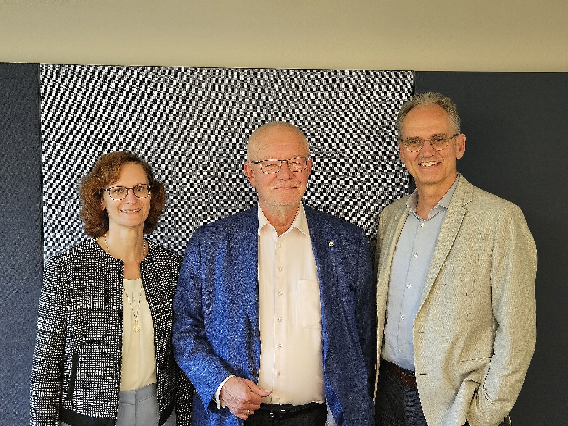 Der Vorsitzende des IVS-Vorstandes, Stefan Oecking, und seine beiden Stellvertreter Christiane Grabinski (li.) und Dr. Friedemann Lucius (re.). Der Vorsitzende des IVS-Vorstandes, Stefan Oecking, und seine beiden Stellvertreter Christiane Grabinski (li.) und Dr. Friedemann Lucius (re.).