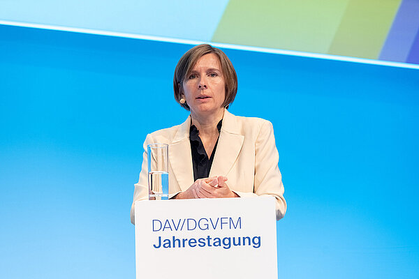 DAV-Vorständin Daniela Rode während einer Podiumsdiskussion zum Thema KI auf der Jahrestagung 2024 in Berlin.