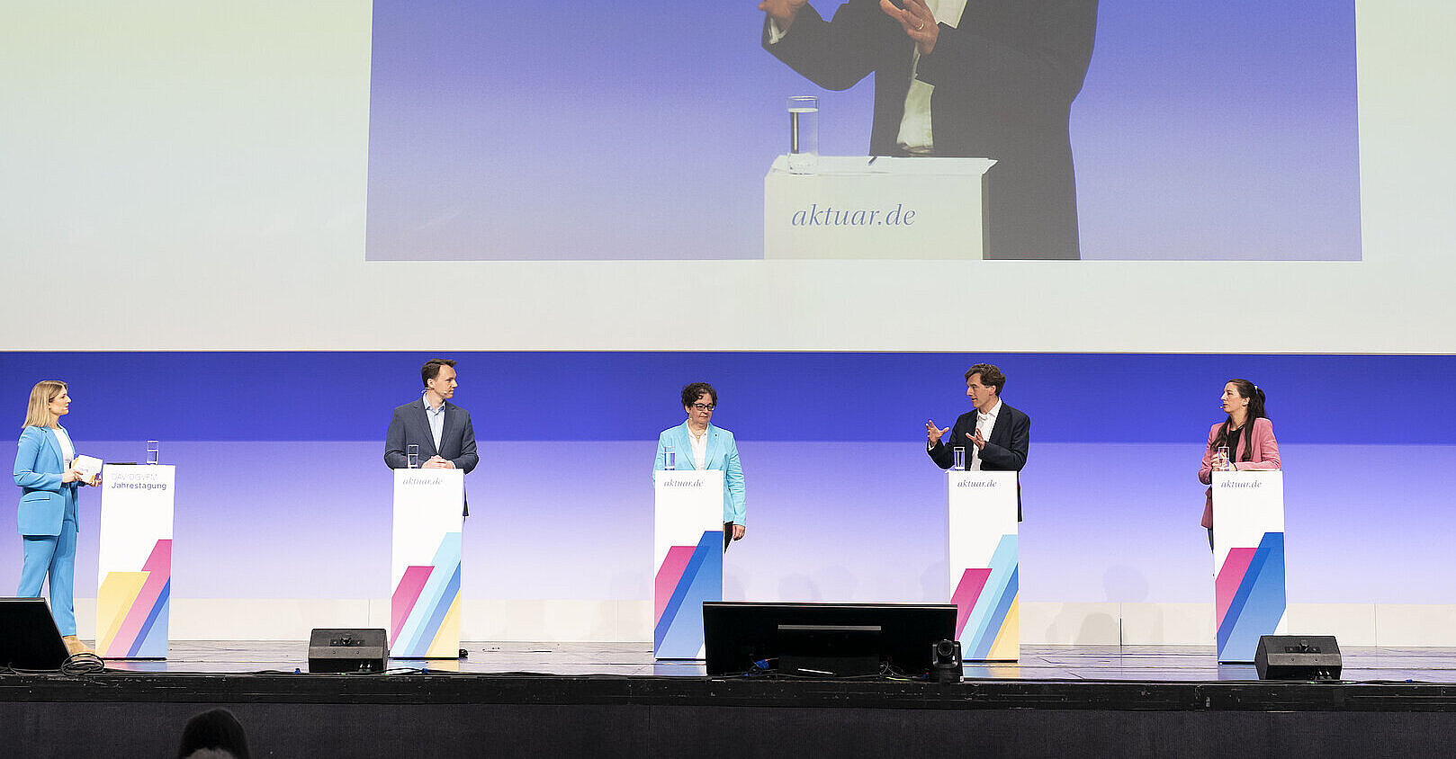 Von li. n. re.: Melanie Böff (Moderatorin), Pascal Reddig (MdB, CDU), Susanna Adelhardt (DAV), Graham Pearce (Mercer), Lena Teschlade (MdL NRW, SPD)