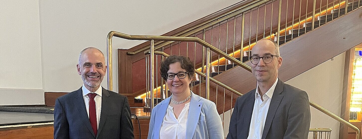 Susanna Adelhardt (Mi.), neue Vorsitzende der DAV, ihr Stellvertreter Dr. Jürgen Bierbaum (re.) und Dr. Max Happacher (li.), unmittelbar vorangegangener Vorsitzender.