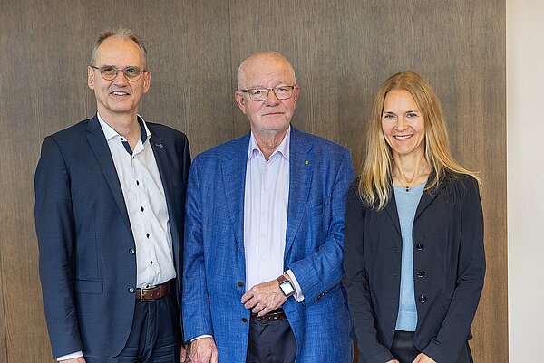 IVS-Vorsitzender Stefan Oecking (mi.) mit seinem Stellvertreter Dr. Friedemann Lucius (li.) und seiner Stellvertreterin Dr. Nicola Döring (re.) IVS-Vorsitzender Stefan Oecking (mi.) mit seinem Stellvertreter Dr. Friedemann Lucius (li.) und seiner Stellvertreterin Dr. Nicola Döring (re.)