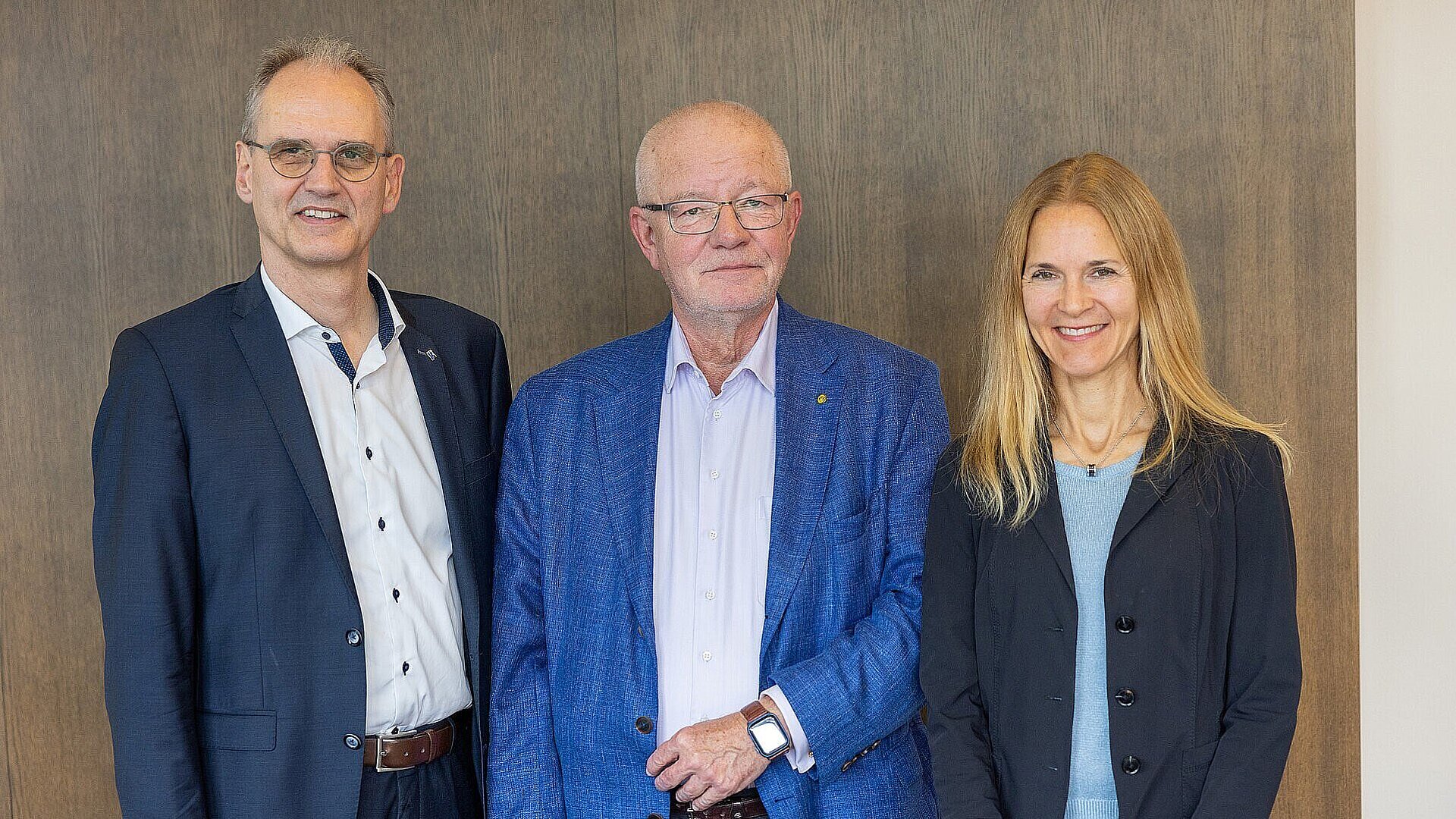 IVS-Vorsitzender Stefan Oecking (mi.) mit seinem Stellvertreter Dr. Friedemann Lucius (li.) und seiner Stellvertreterin Dr. Nicola Döring (re.)