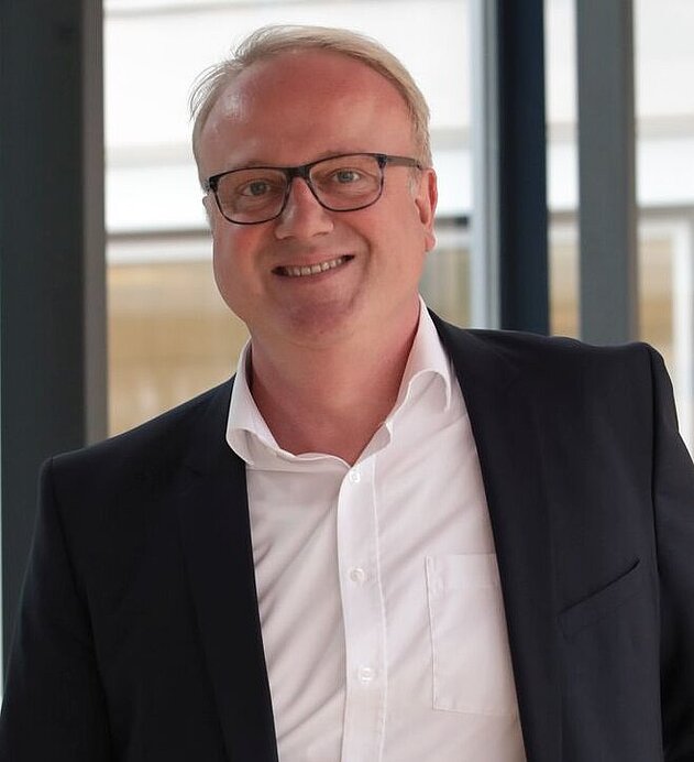 Dr. Matthias Land