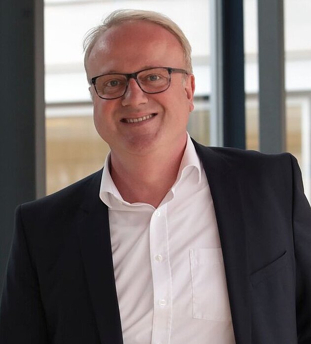 Dr. Matthias Land