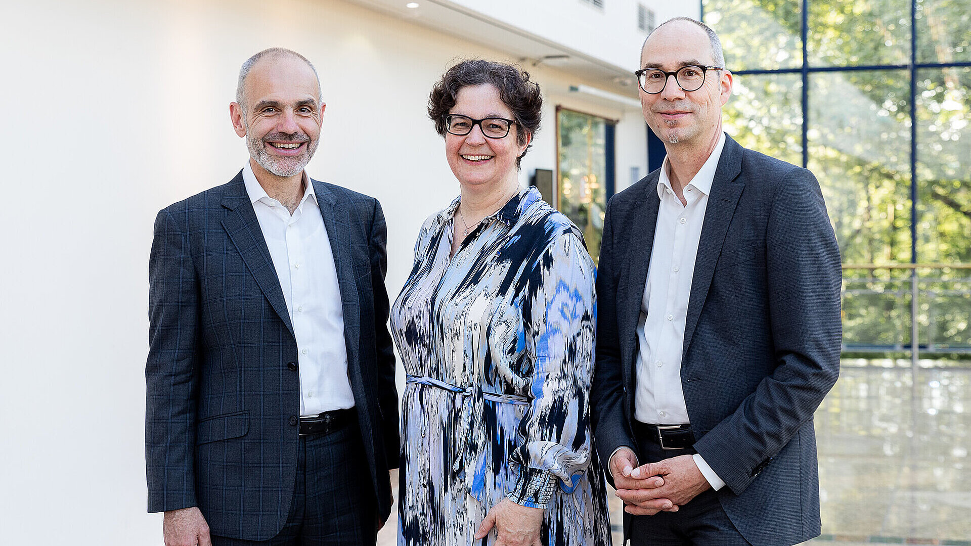 Der engere Vorstand der Deutschen Aktuarvereinigung: Vorsitzende Susanna Adelhardt (mi.), stellv. Vorsitzender Dr. Jürgen Bierbaum (re.), unmittelbar vorangegangener Vorsitzender Dr. Maximilian Happacher (li.) Der engere Vorstand der Deutschen Aktuarvereinigung: Vorsitzende Susanna Adelhardt (mi.), stellv. Vorsitzender Dr. Jürgen Bierbaum (re.), unmittelbar vorangegangener Vorsitzender Dr. Maximilian Happacher (li.)