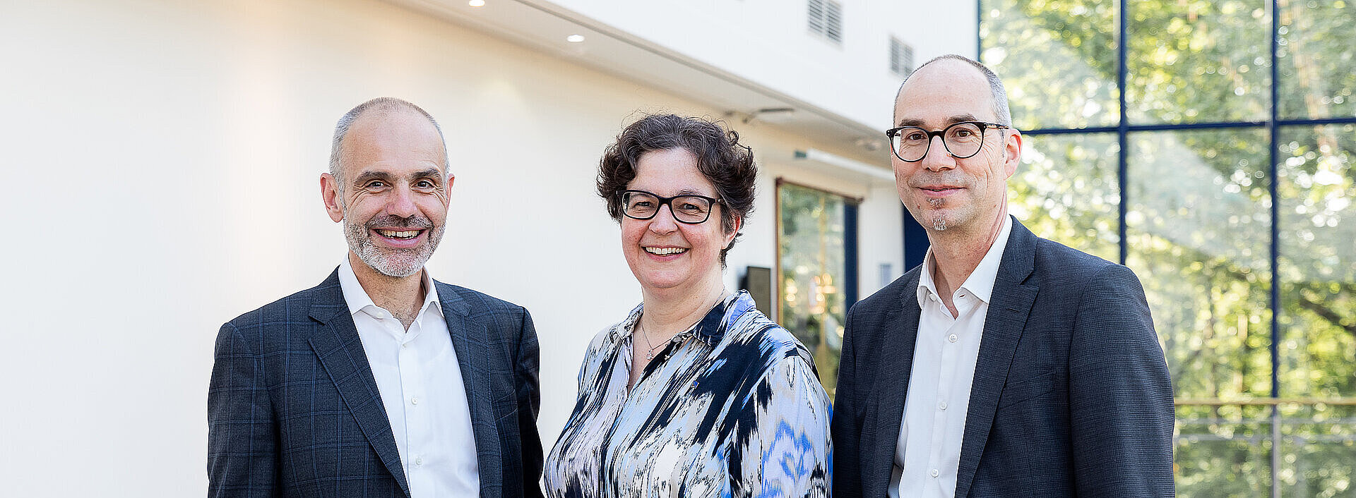 Der engere Vorstand der Deutschen Aktuarvereinigung: Vorsitzende Susanna Adelhardt (mi.), stellv. Vorsitzender Dr. Jürgen Bierbaum (re.), unmittelbar vorangegangener Vorsitzender Dr. Maximilian Happacher (li.)